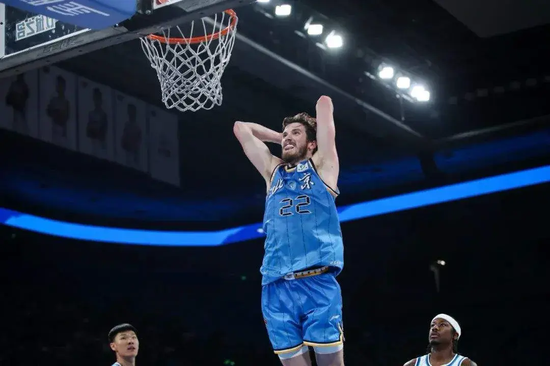 南宫28- 里程碑夜斯图加特更衣室发声；CBA常规赛赛后刷纪录；引发热议；阵容厚度经受考验