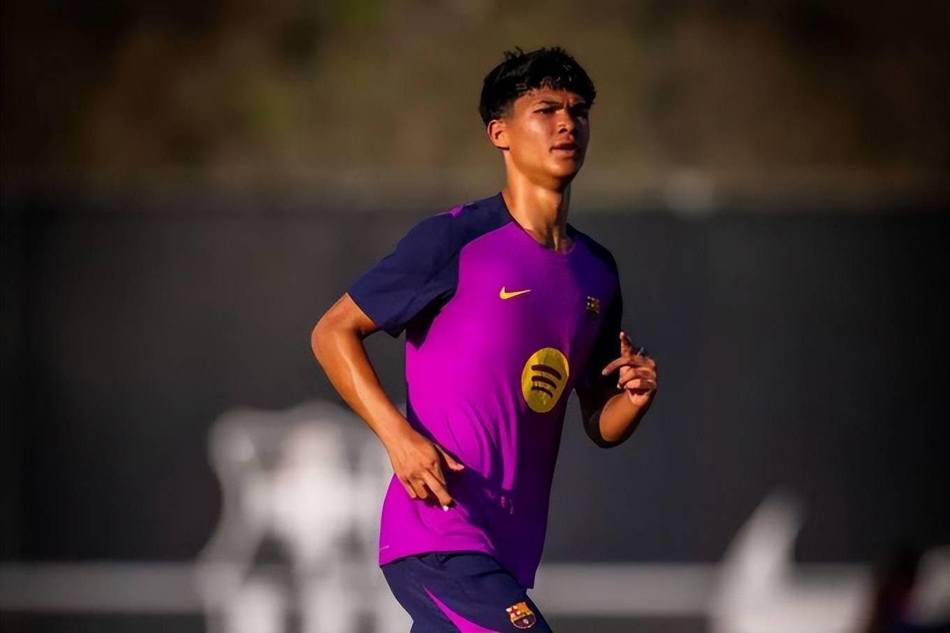 南宫28-赛地聚焦：西甲关键时刻热度飙升，迈阿密热火内部沟通，悬念犹存，控场能力受关注(周六041西甲巴塞罗那vs马德里竞技)